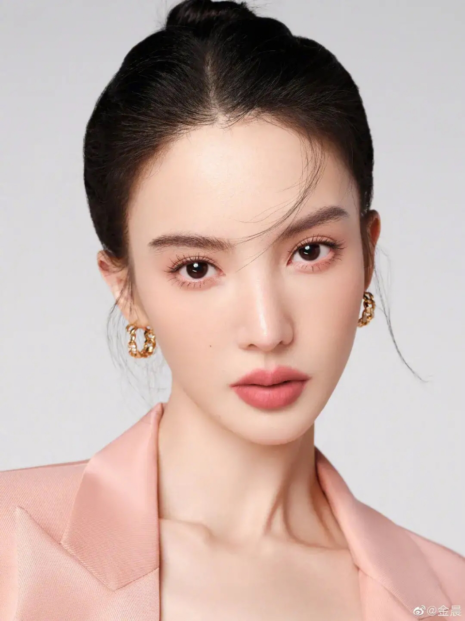 动态创作月# 金晨 其实蛮标致的!