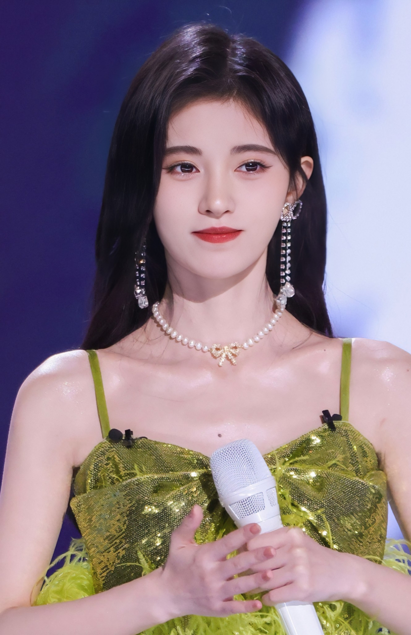 鞠婧祎绿色吊带羽毛连衣裙造型美艳绝伦#一眼沦陷# #惊艳瞬间# #明星