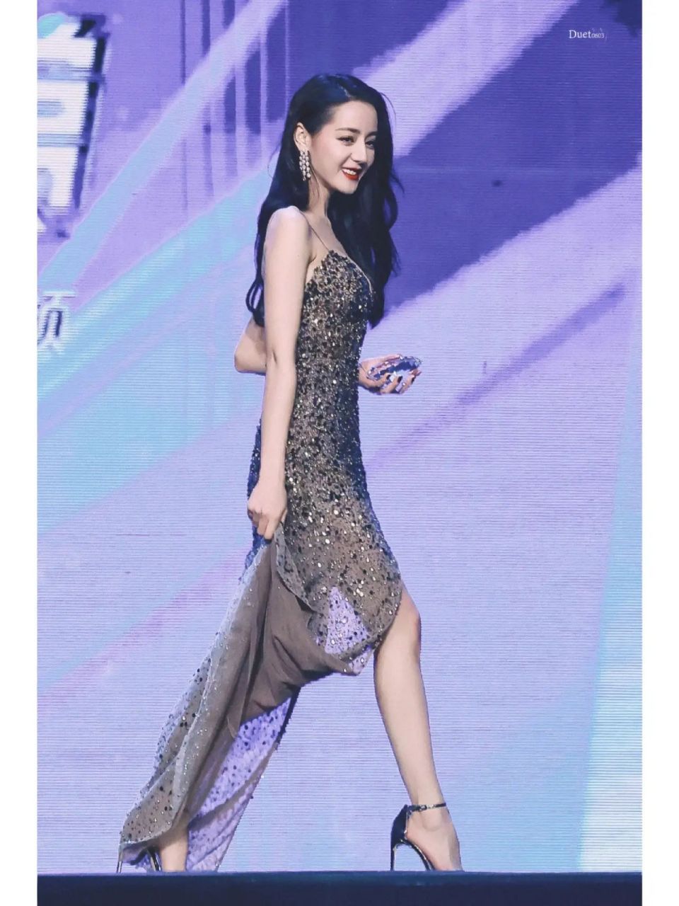 迪丽热巴|美腿高跟鞋礼服参加颁奖典礼,这魔鬼身材加上天使脸蛋你说谁