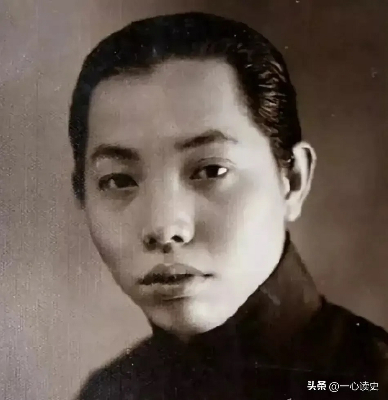 1965年,杜月笙的四姨太姚玉兰外出打牌,突然全身燥热,坐立不安,她心中