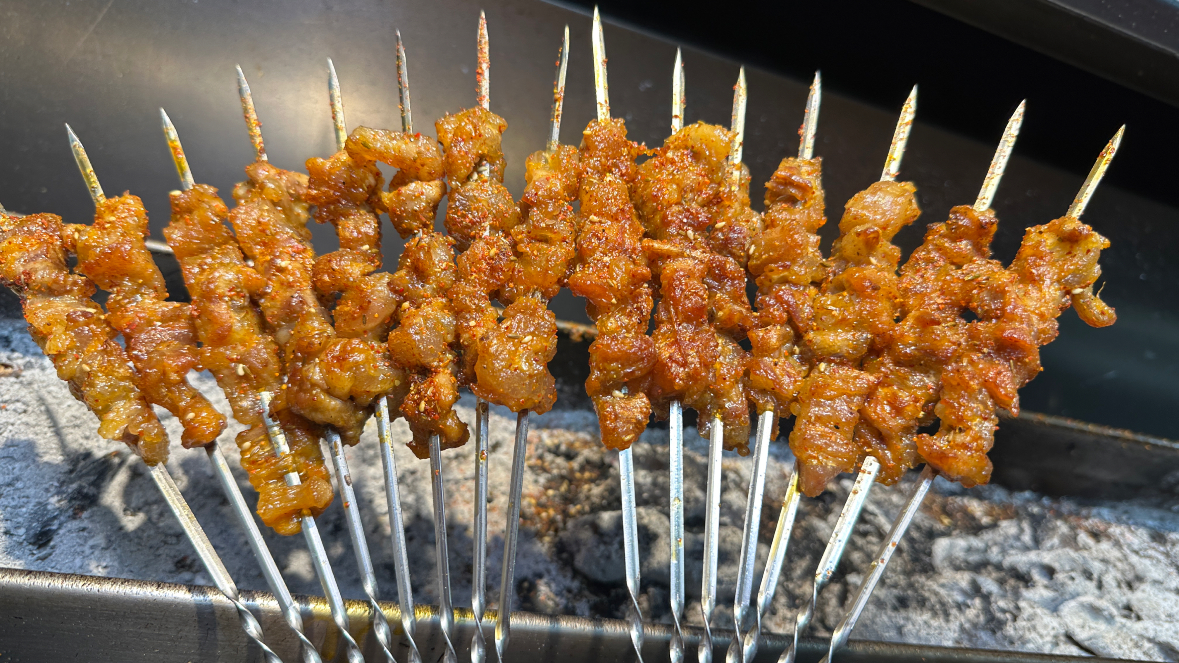 生烤牛肉筋怎么做才能不老不硬呢?今天教你一招解决