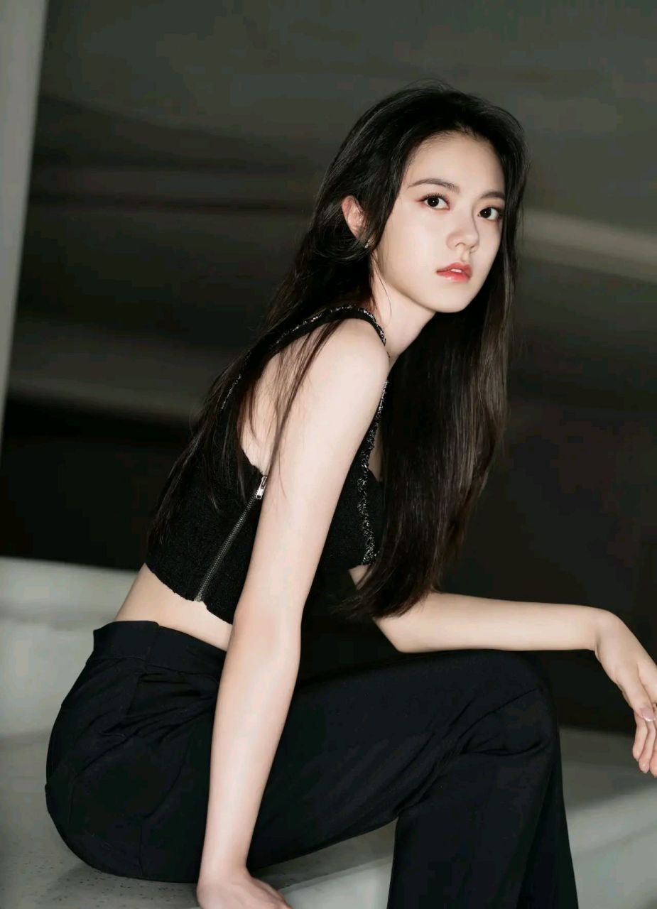 赵今麦造型终于好看了 赵今麦最近出席活动,穿着黑色吊带配裤装,很有