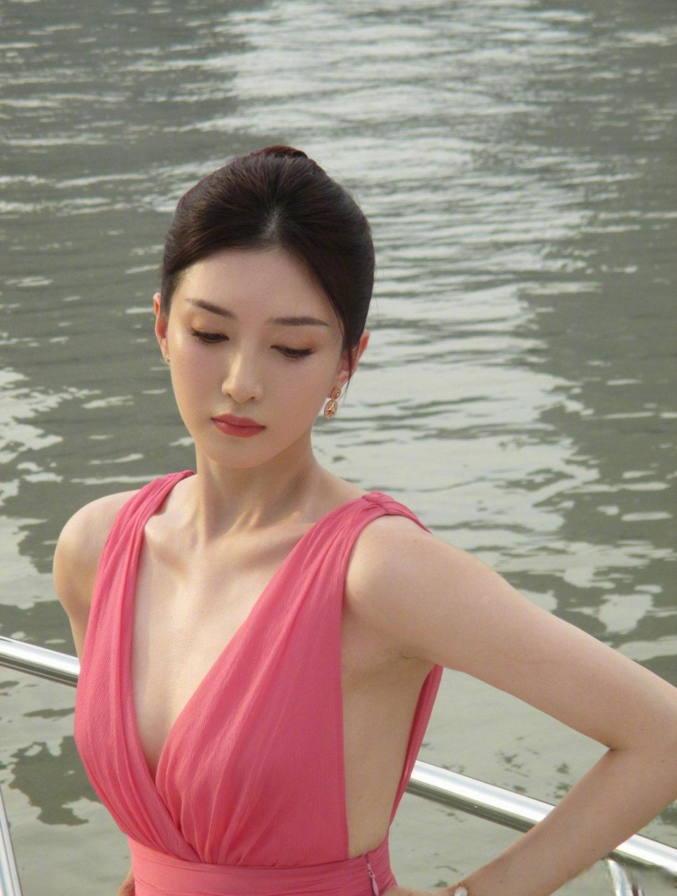 明星娱情速报#  天气好就要去游艇上耍,#养眼美女# 和江疏影在游 