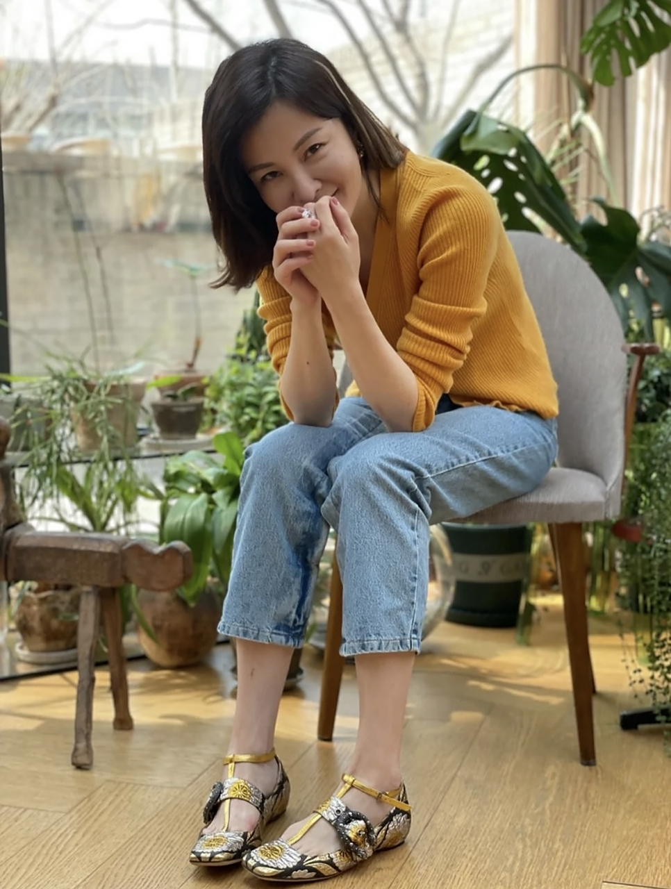 刘孜又更新美照,姜黄色针织衫配蓝色九分裤温柔靓丽,哪像是40多岁的人