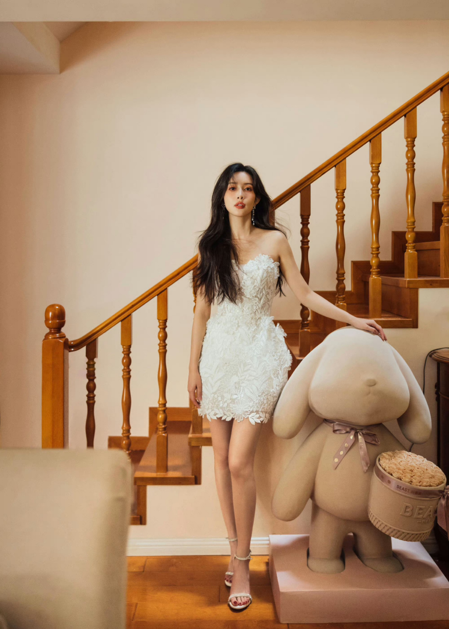 孟子义身着白色蕾丝裙,清爽甜美 #孟子义# #九月动态激励计划