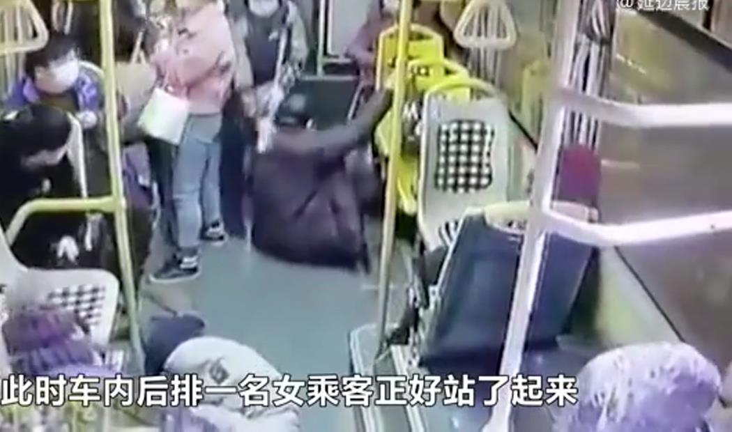 上海发生一起事件,公交车急刹车时造成两名乘客受伤,画面曝光
