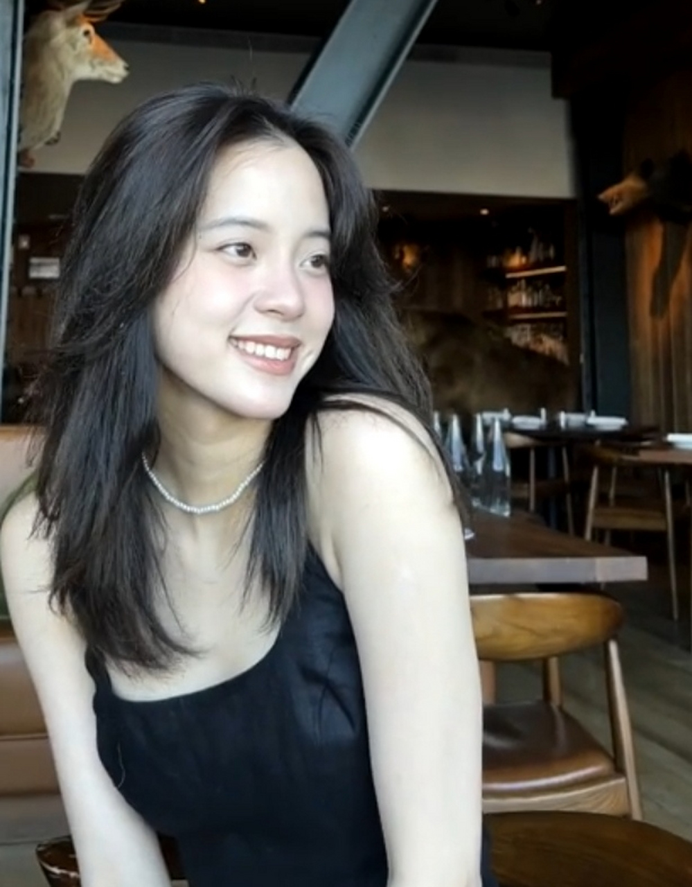 欧阳娜娜晒修图前后对比,她年纪轻轻就有两条比较明显的颈纹了,笑起来
