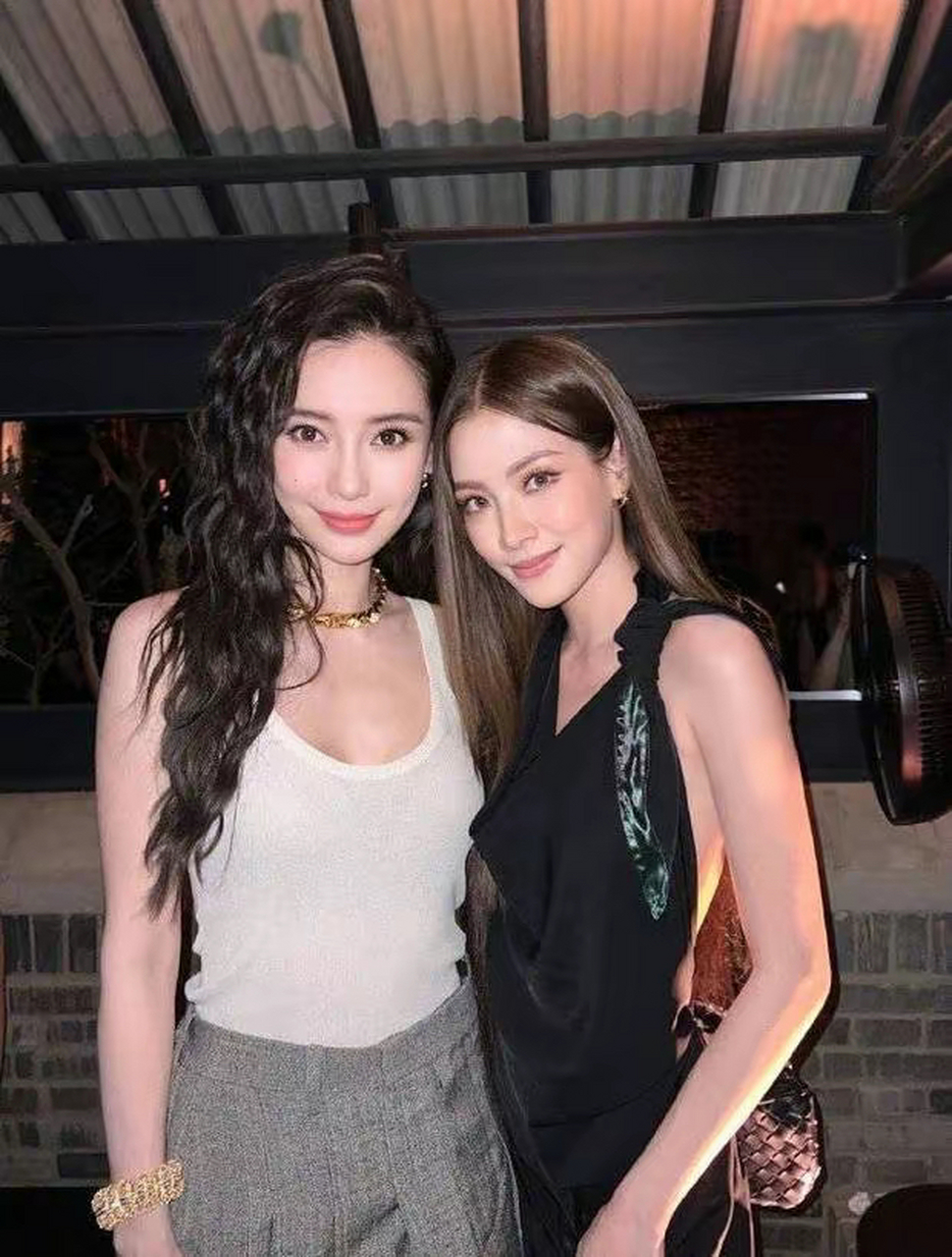 泰国女星小水晒与angelababy合影 美女贴贴画面养眼