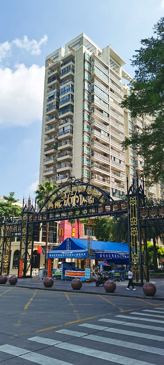 深圳南山区西丽366大街,是在住宅区之间几百米道路改造成的步行商业街