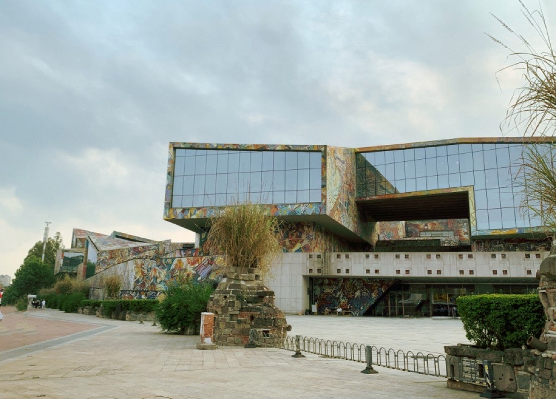 罗中立美术馆是位于四川美术学院大学城校区,是重庆三大省级美术馆