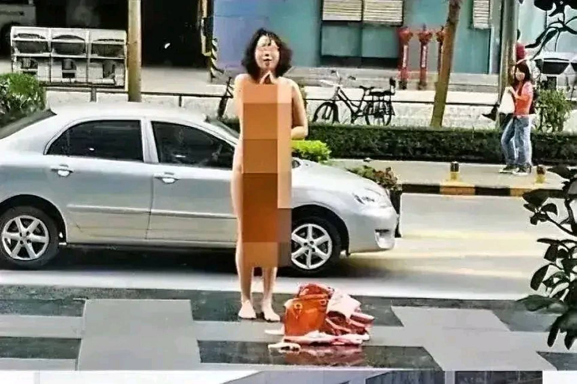 那个在大街上把自己脱得精光的女士,有句话我要对你说.