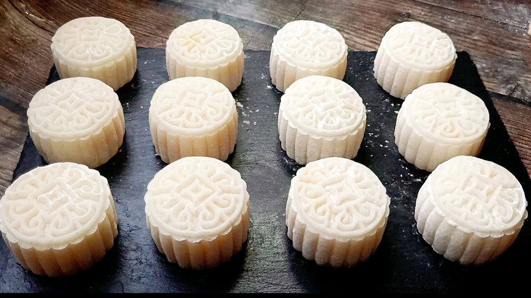 晶莹剔透的冰皮月饼,不用预拌粉、不用烤箱,做着比普通月饼简单