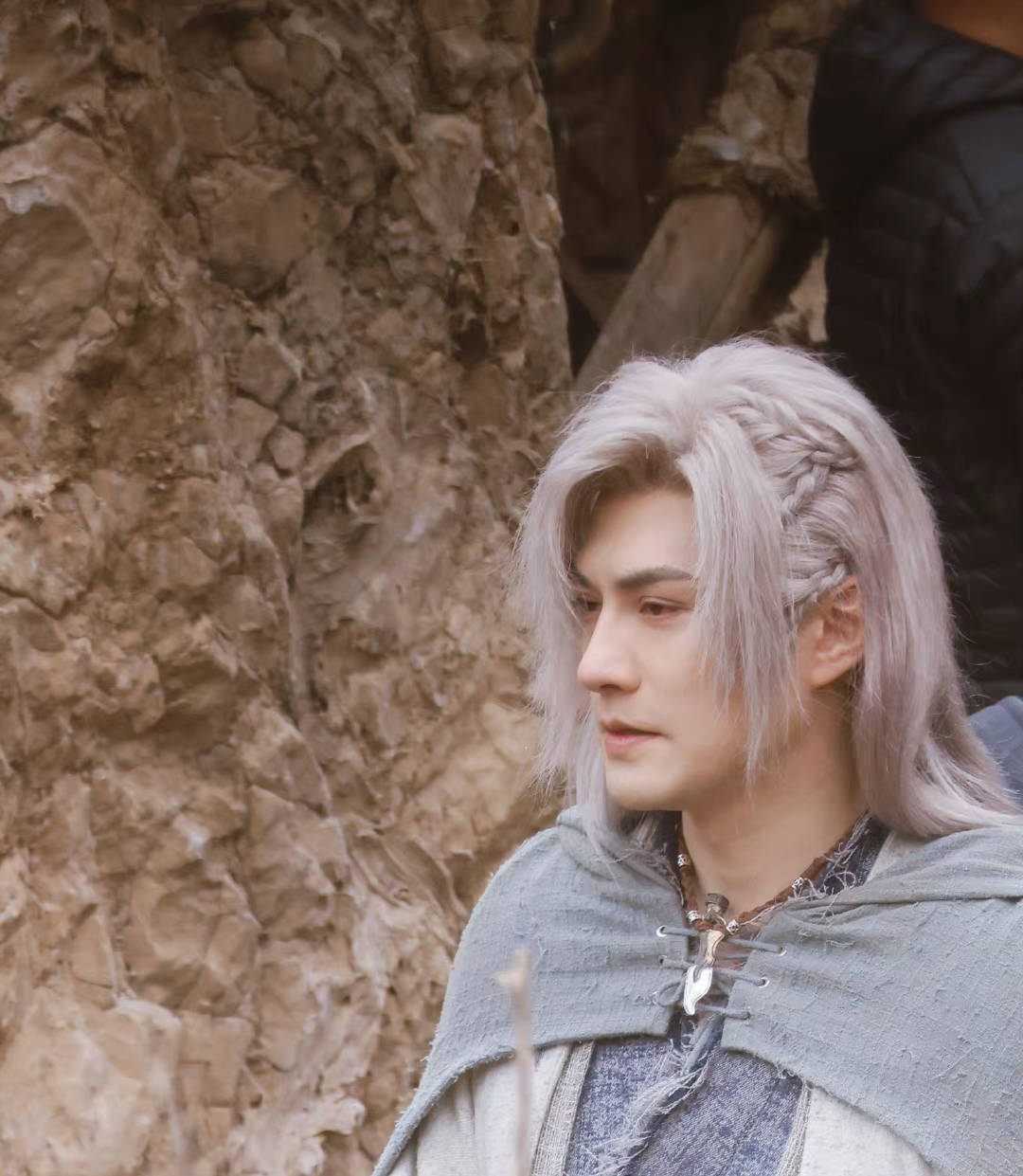 严屹宽白发造型惊艳全场,出演武庚纪还原度超高,不愧是浓颜帅哥