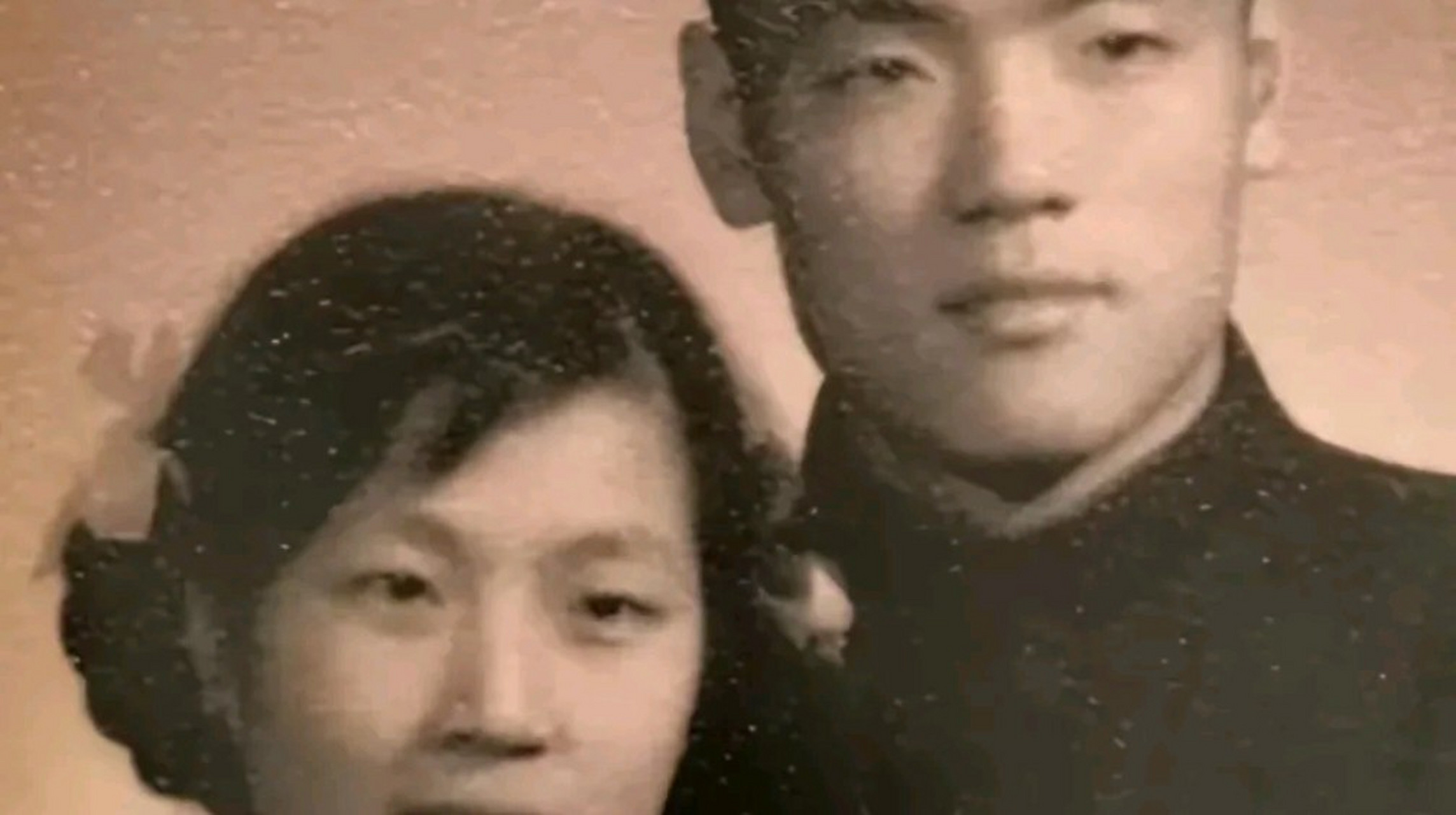 他参军后,15岁的喜翠被日本兵抓走,糟蹋成了疯婆子.