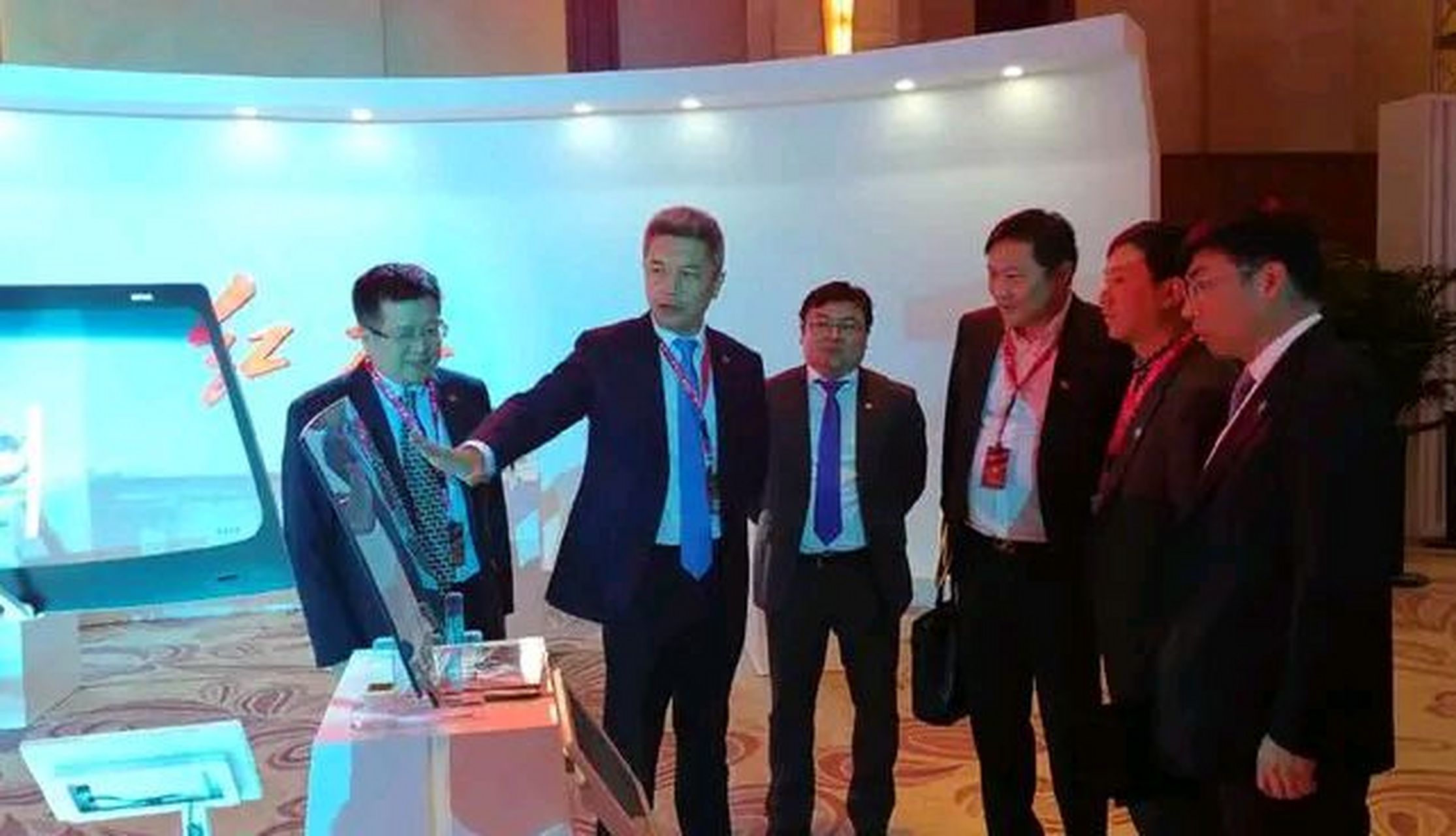 当年,曹德旺的女儿曹艳萍带男友叶舒回家见父母时,曹德旺一看这小伙子