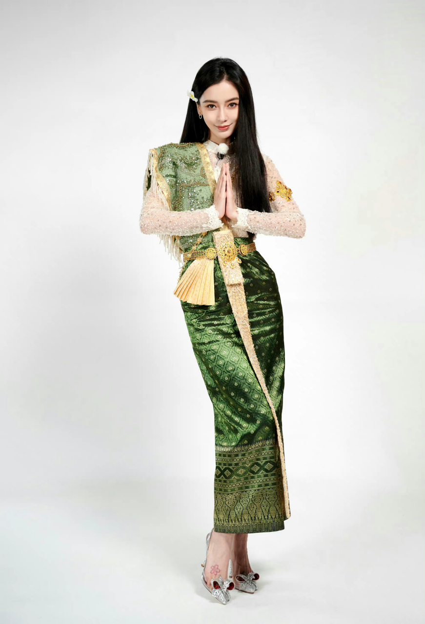 angelababy 奔跑吧最新造型 头插鸡蛋花头饰,身着镶钻泰式礼服.