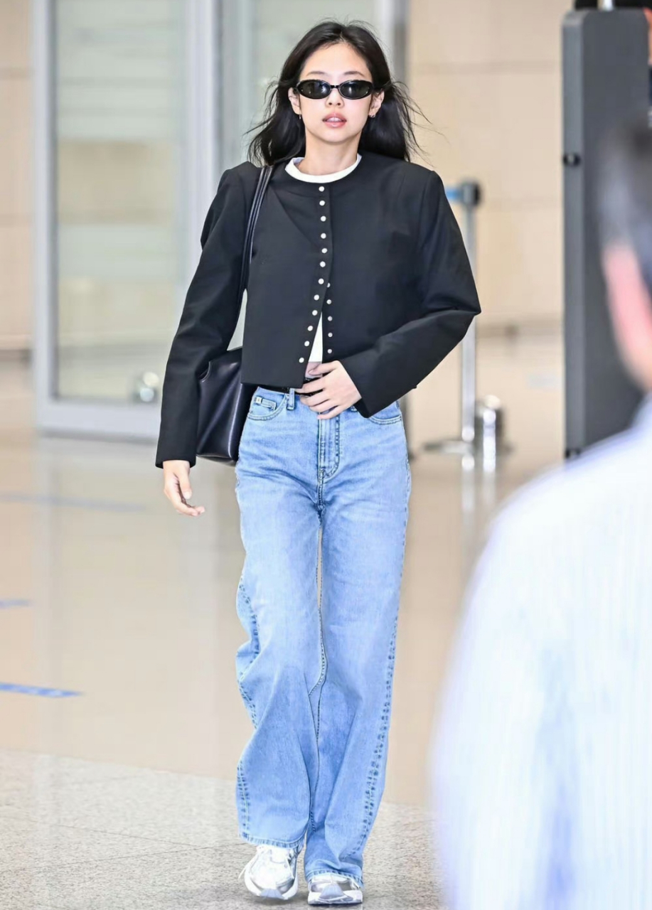 jennie现身机场,私服穿搭好随性休闲!