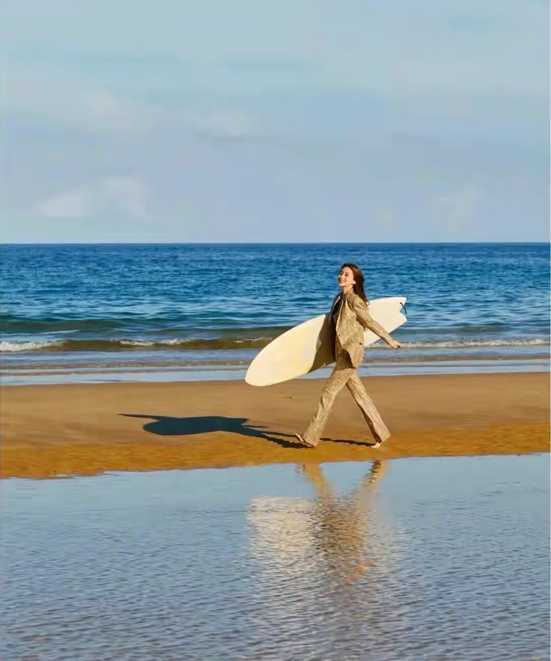 女明星海边随拍,性感妩媚,氛围感满满