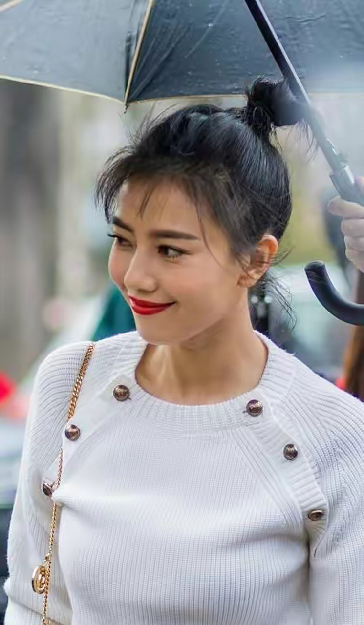 外媒镜头下的高圆圆:头发凌乱,脸上浮粉严重!