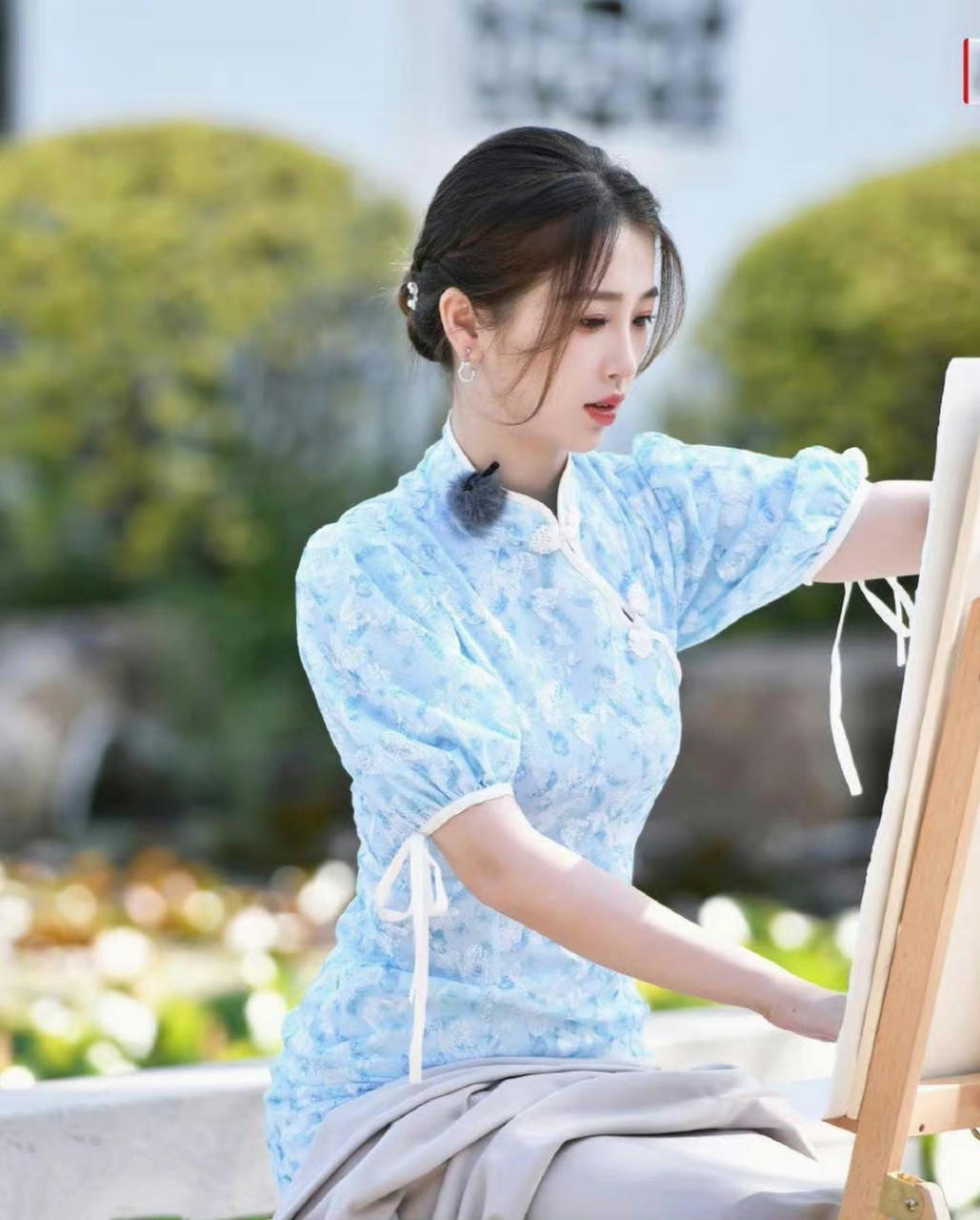 虞书欣# 一袭蓝色碎花旗袍,肤白貌美的容颜,窈窕曼妙的身材,清纯堂览