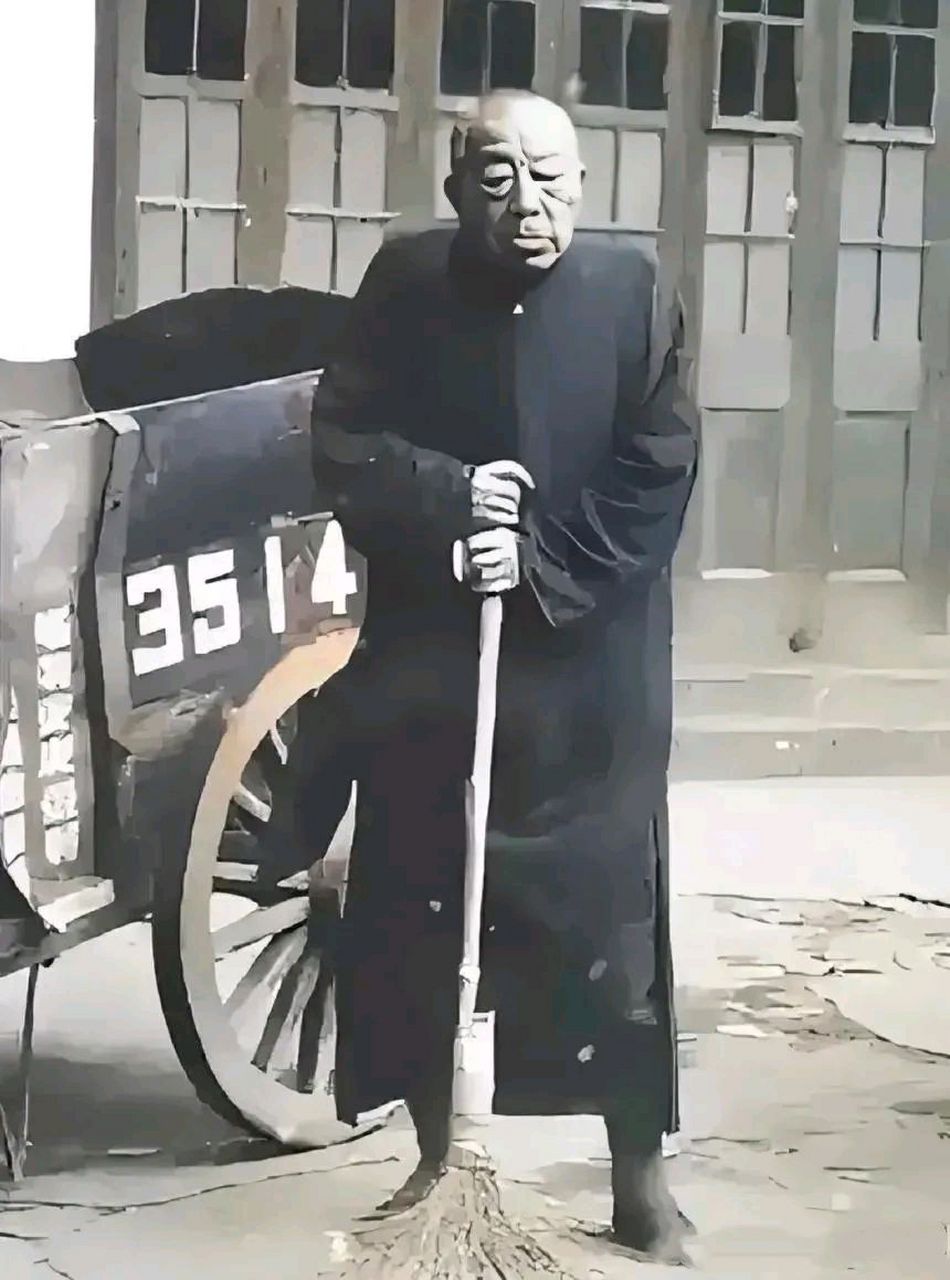 1952年,上海大剧院的街头,82岁的黄金荣正在扫大街,面对摄像师的镜头