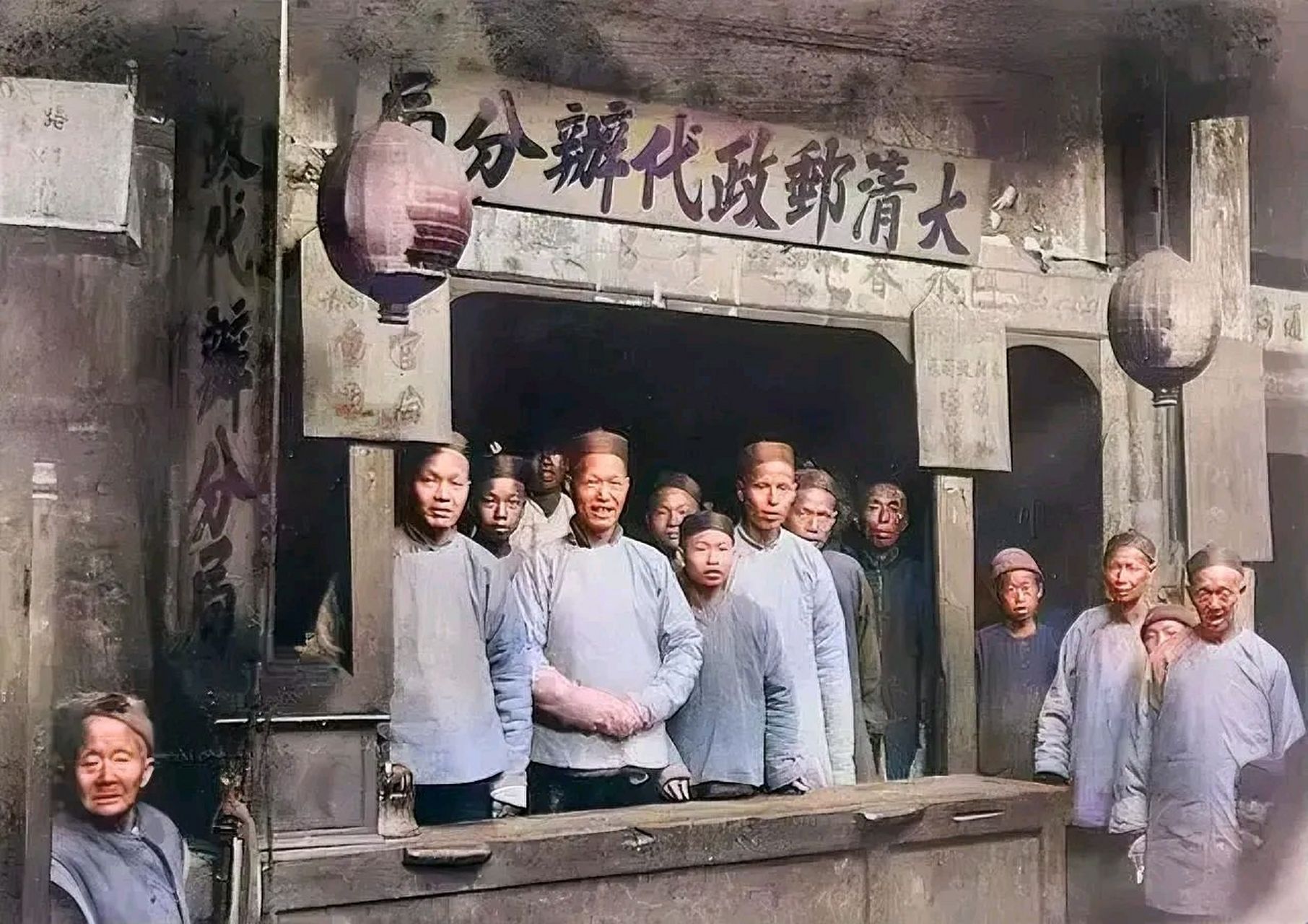 老照片|晚清邮政局  中国邮政居然这么早就有了,邮局的员工们在看什么