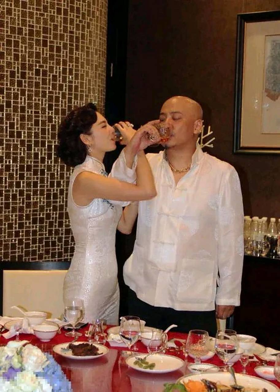 2011年,王全安全然不顾女友余男怀孕,私下约张雨绮吃饭,两人喝的有点