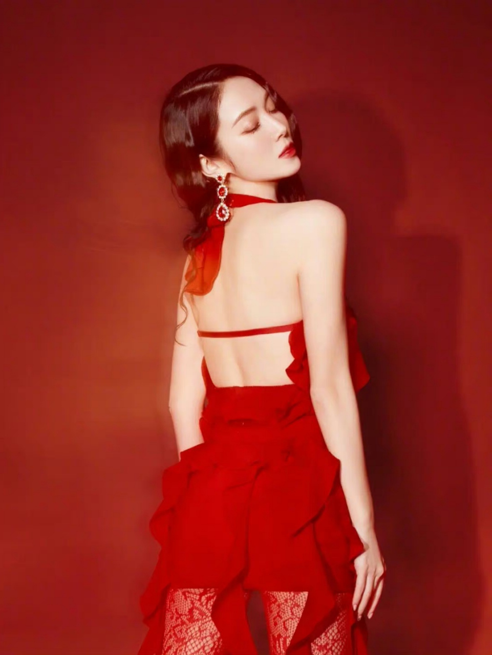 郑秀妍# 香肩玉背,性感美腿,勾魂摄魄