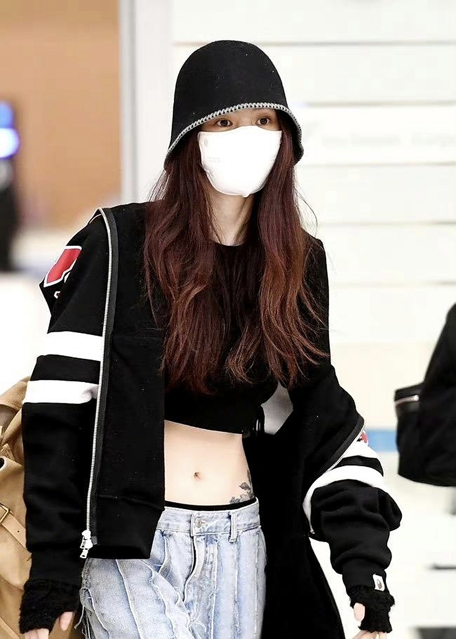 韩素希胯骨纹身,不太懂纹在这里的意义是什么,又展示不全,而且这个