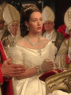 新版《茜茜公主》中最惊艳的10条裙子:低调的奢华,不比老版的差