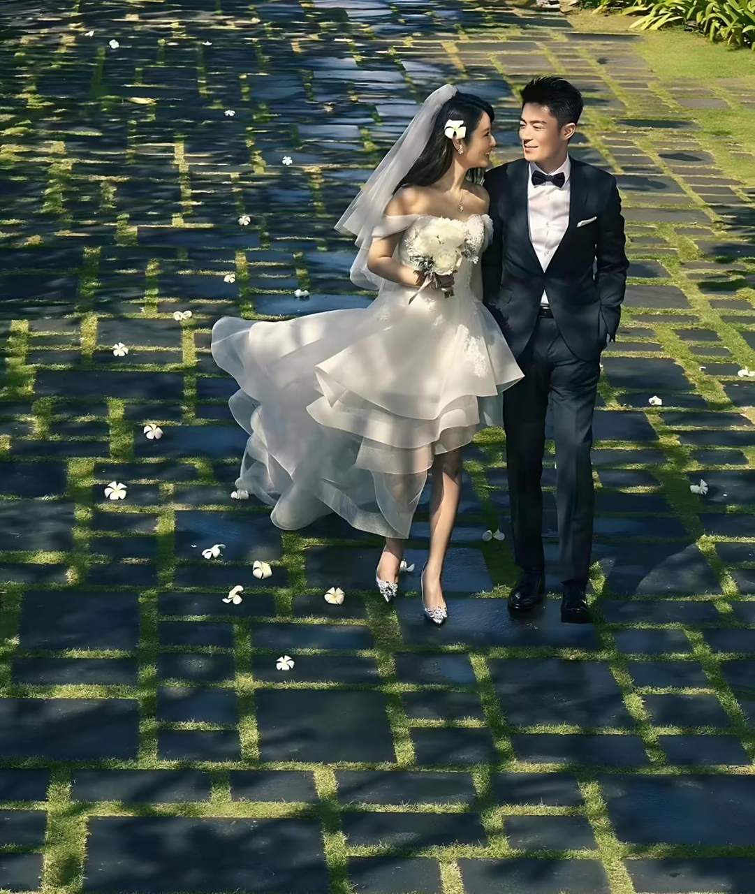 网友:林心如和霍建华的婚纱照,才是普通百姓会去拍的类型