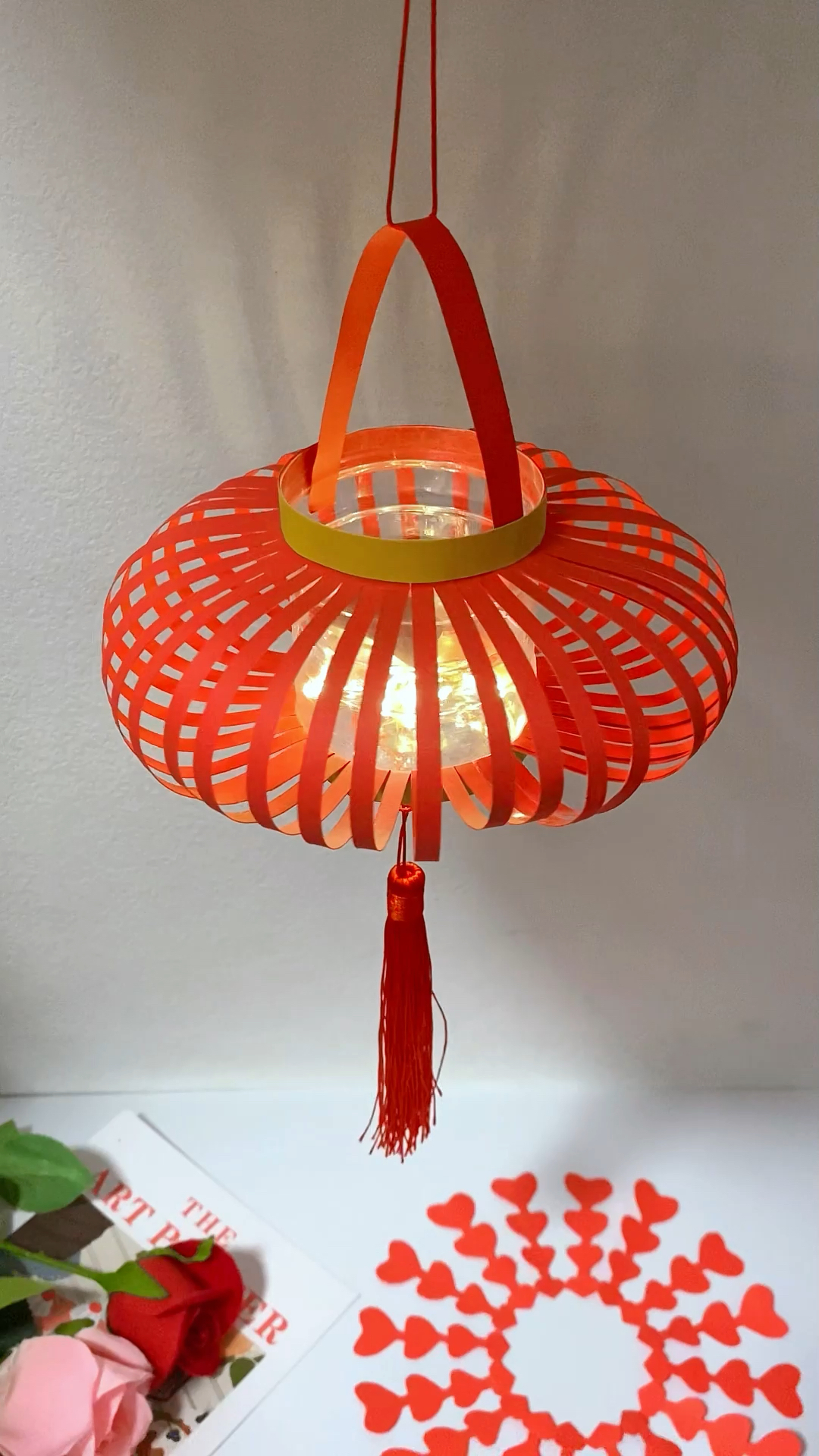 矿泉水瓶不要丢,结合卡纸做个灯笼,美美哒#手工灯笼-度小视