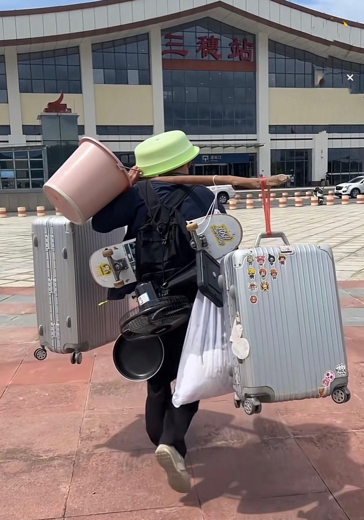 背行李的图片表情包车顶拉着锅碗瓢盆的图片拿锅碗瓢盆打工回家的搞笑