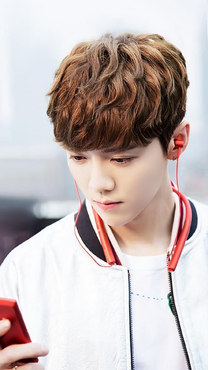 陈思诚那边这两年不管刘昊然,是刘昊然自己不听安排,比较有自己的想法