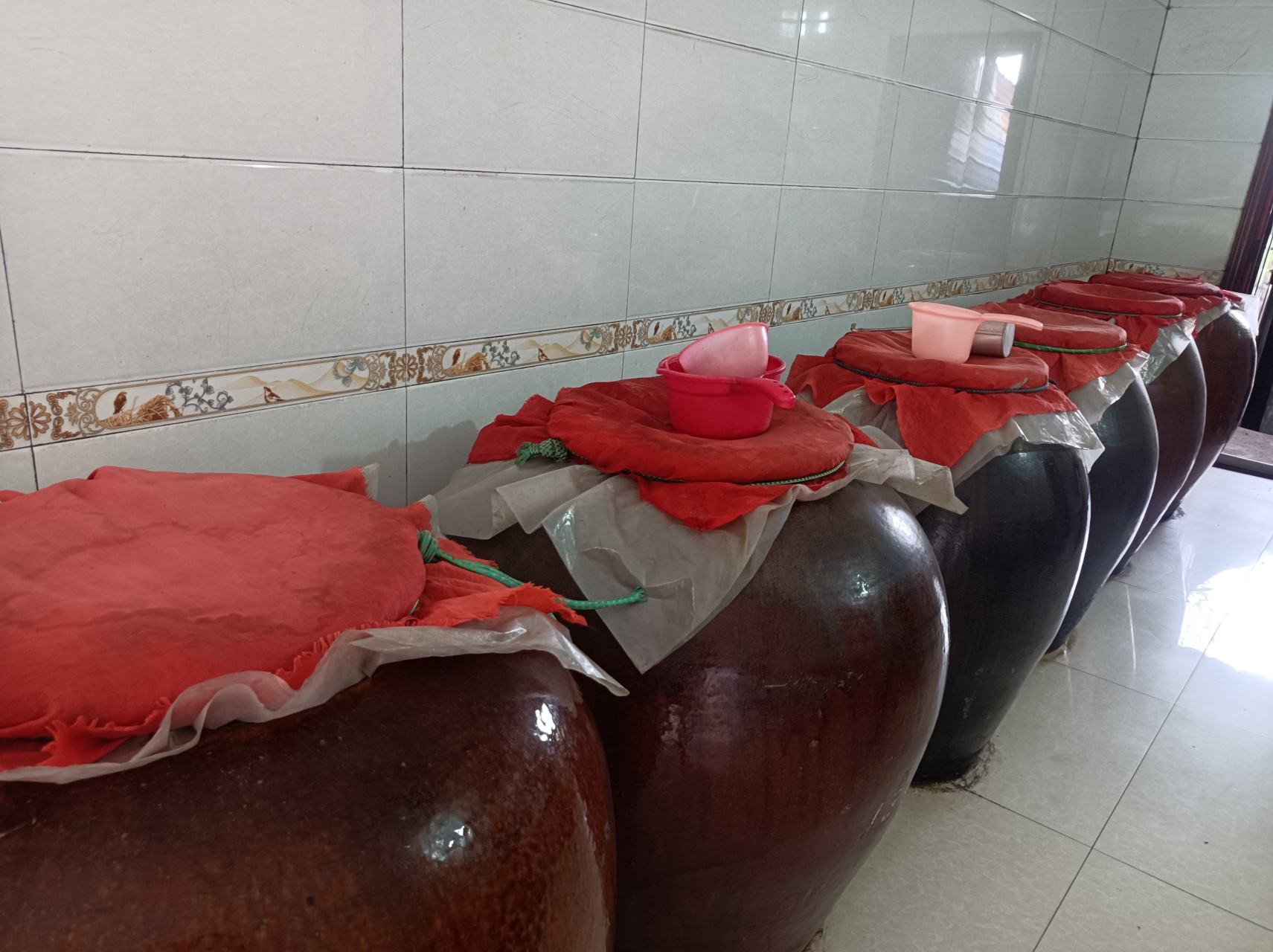 我们江南这里主要酿造小曲白酒,这乡下小作坊白酒以土曲