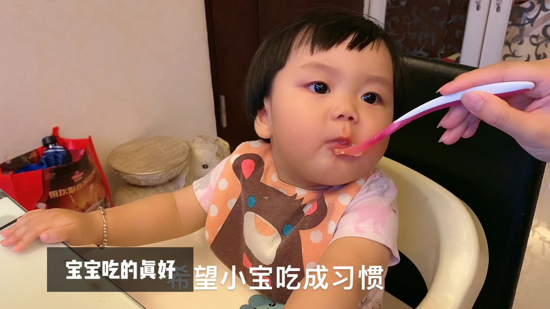 干贝煲粥给小宝吃,又香又鲜,小宝吃的真乖,这样的宝宝你想要吗
