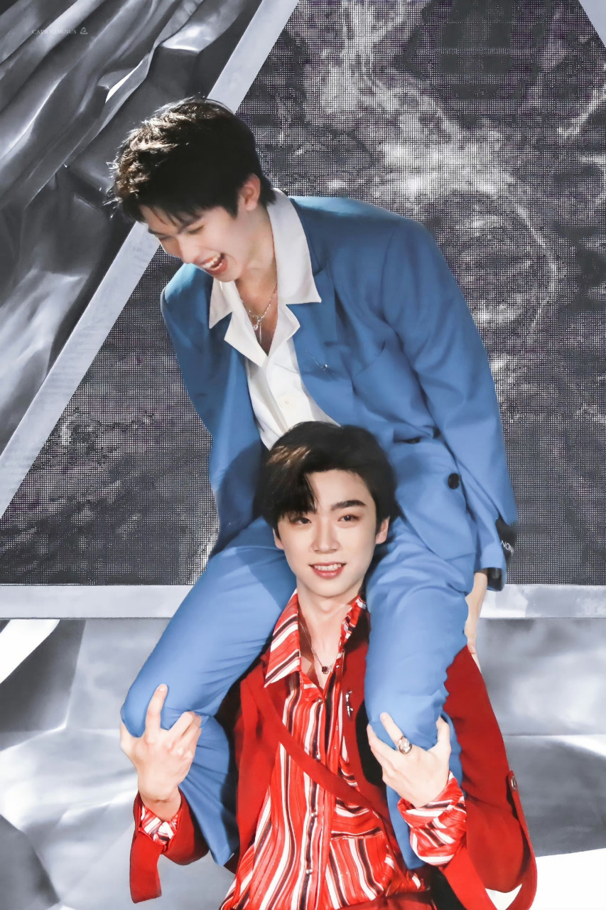 跑男路透中林墨又被张嘉元扛起来了,你们俩这是在练杂技吗[滑稽][滑稽