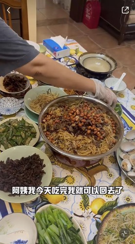 她带男星回老家,王霏霏孙坚海南共进晚餐,父母朴素作风让人欣赏