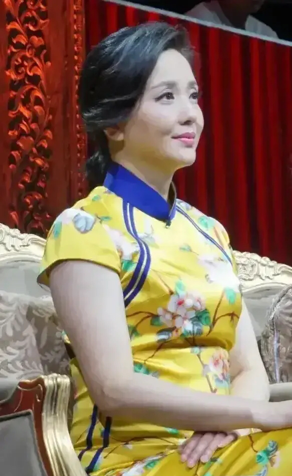 55岁陶慧敏穿一身明黄印花旗袍太美了,珠圆玉润尽显成熟气质