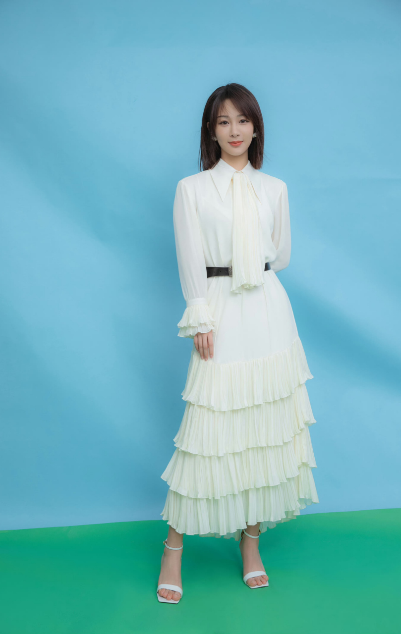 演员杨紫美脚摆拍照,2016年,杨紫凭借主演的都市职场女性剧《欢乐颂》