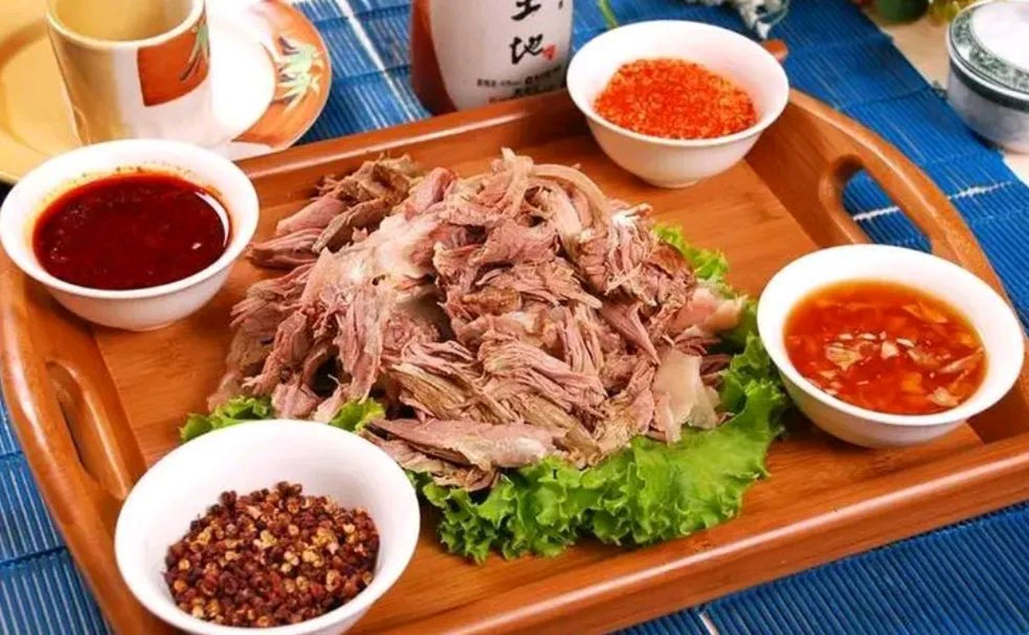 我从老家沛县买了2斤狗肉,准备送给领导品尝,同事趁我不在,偷偷把狗肉