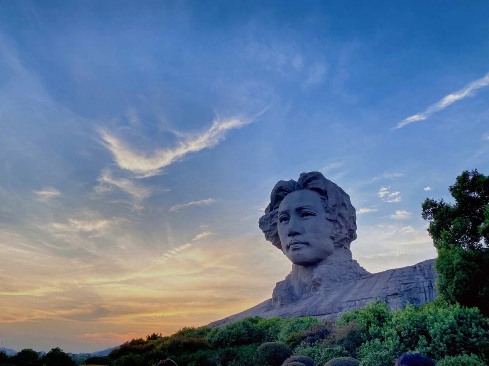 想要打卡橘子洲头,最好选择一个晨光或黄昏时分,此时的光线会让景色