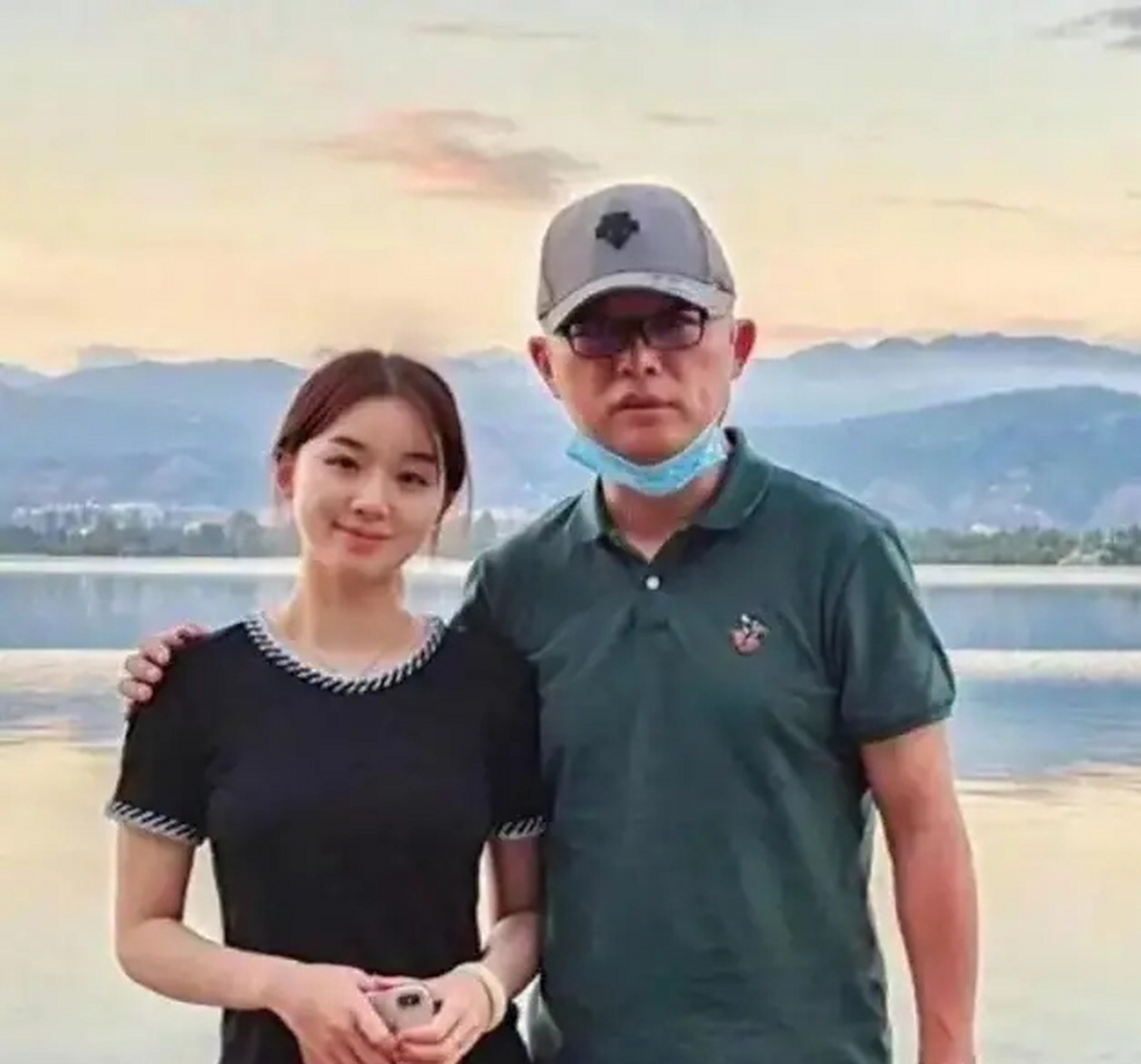 一天夜里,孟非醒来发现妻子李雪正在偷偷翻他手机,于是假装睡着,第二