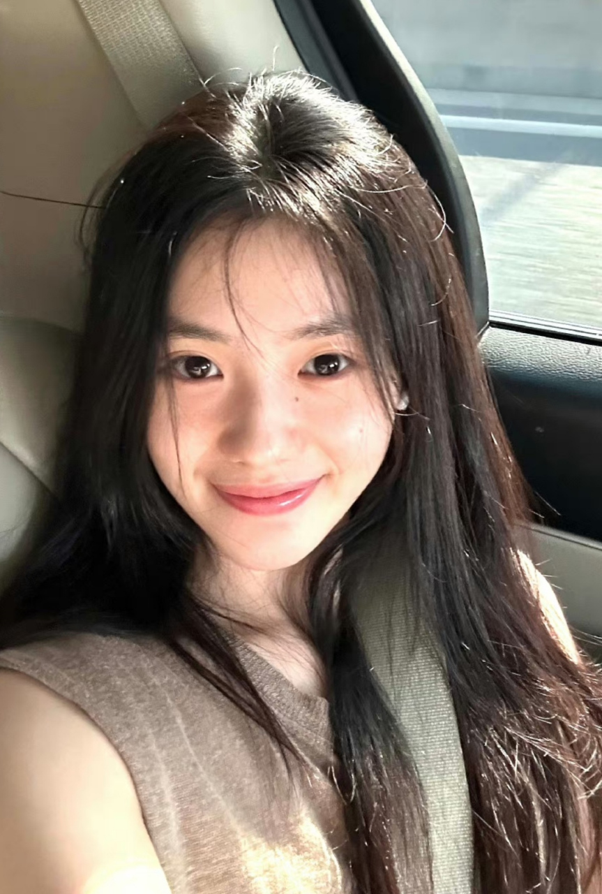 刘浩存晒仰拍45度自拍照,她的头发也是相当浓密,看上去一点发缝都没有