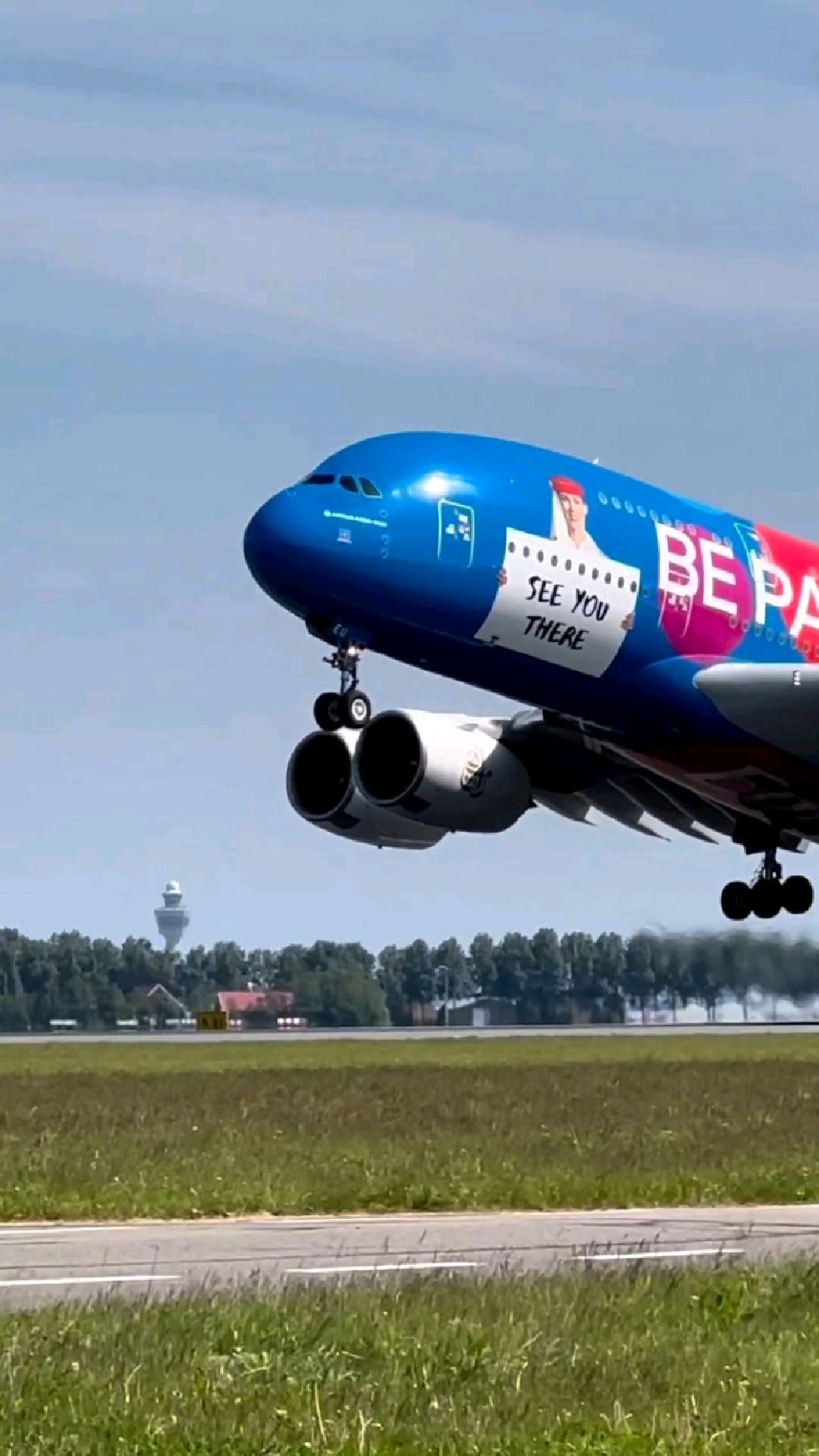 a380客机从跑道上起飞