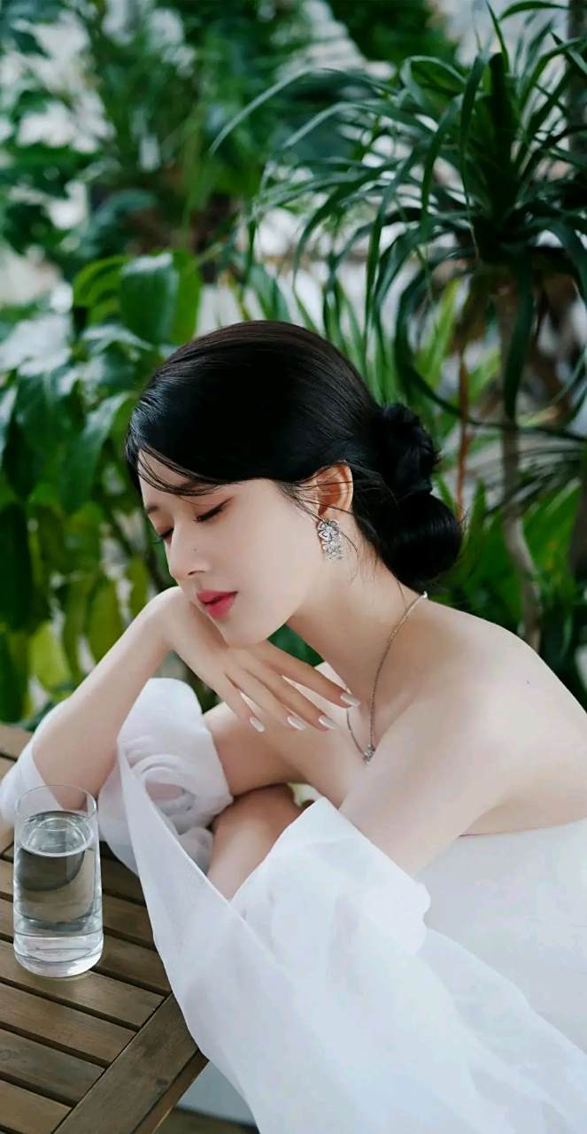 抹胸长裙造型优雅美丽#一眼沦陷# #惊艳瞬间# #非常有气质的女明星