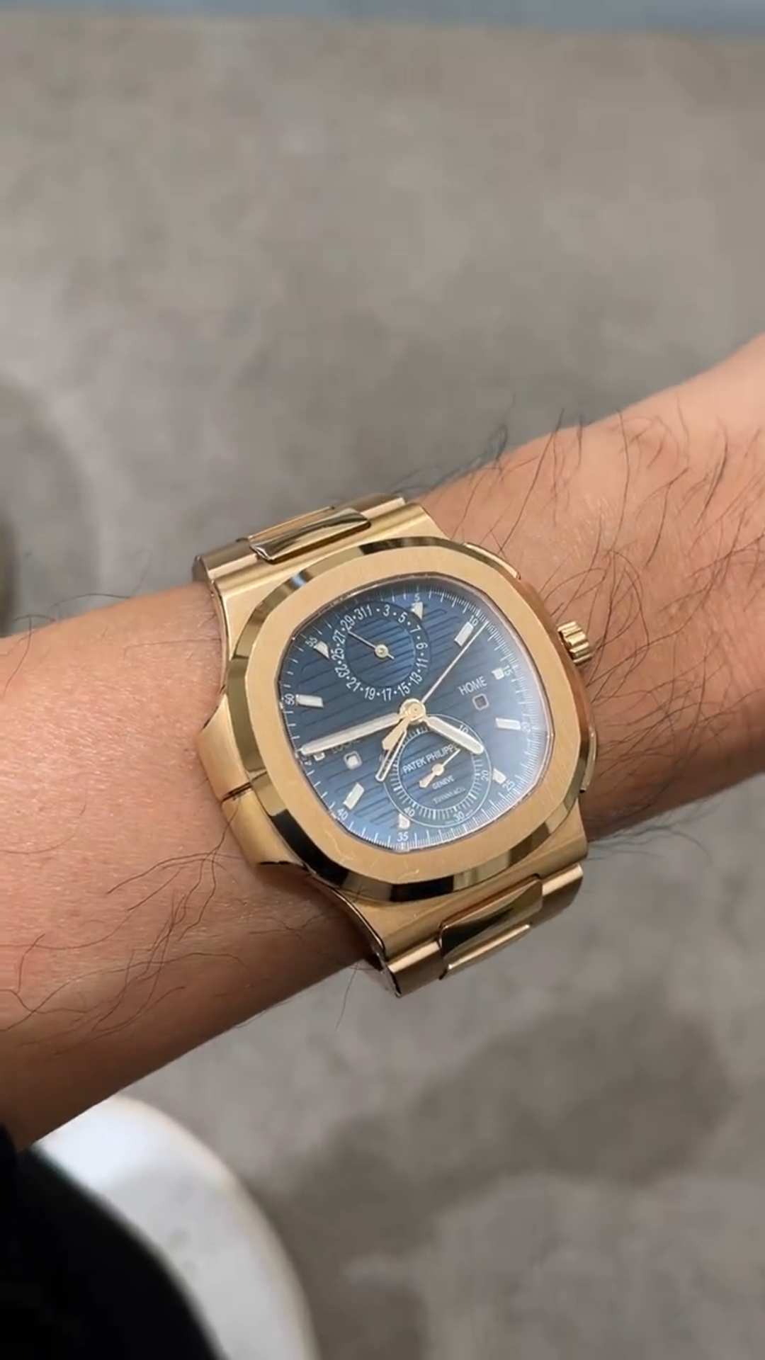 欣赏一下百达翡丽鹦鹉螺腕表5990系列腕表个性独特,上手魅力彰显非