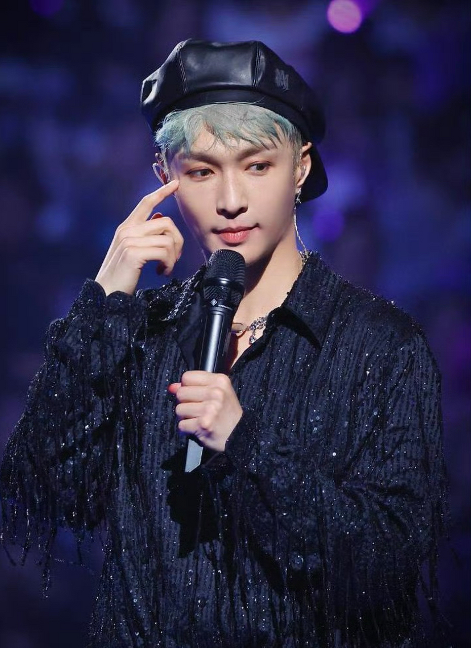 今天是什么日子!鹿晗,张艺兴,刘雨昕都在开演唱会#鹿晗# #张艺兴