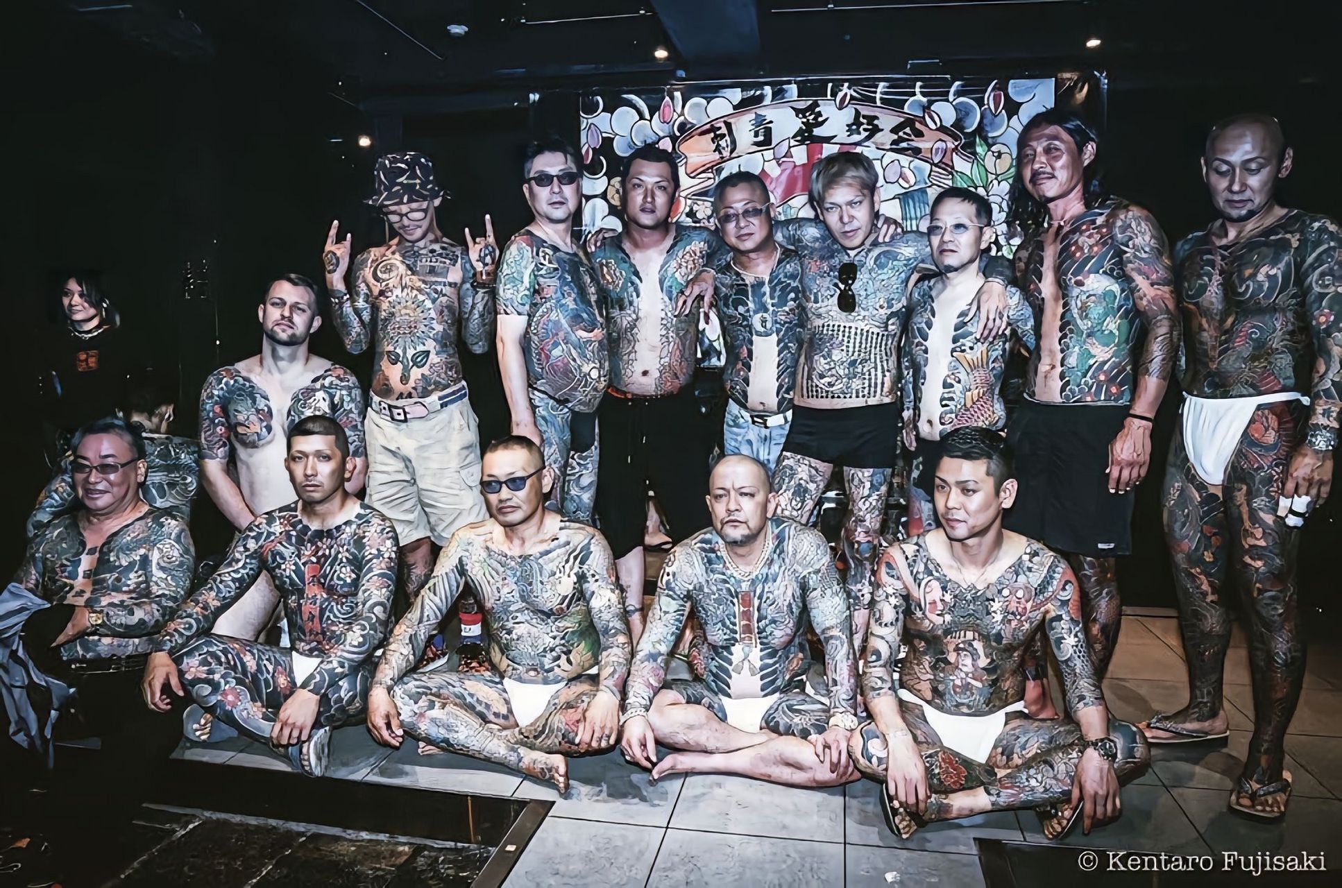 如同一条没有归途的路,终将让纹身遍布全身,那些蔓延在血液里的浓烈