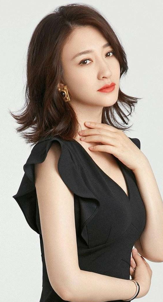 44岁李小冉直播带货,观看人数不足30人,人气惨淡让人太心酸